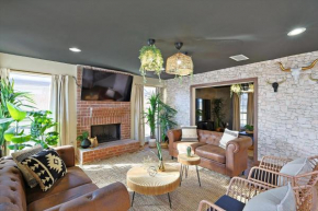 5-BR Retreat - Backyard Pool Oasis Cinema & Games